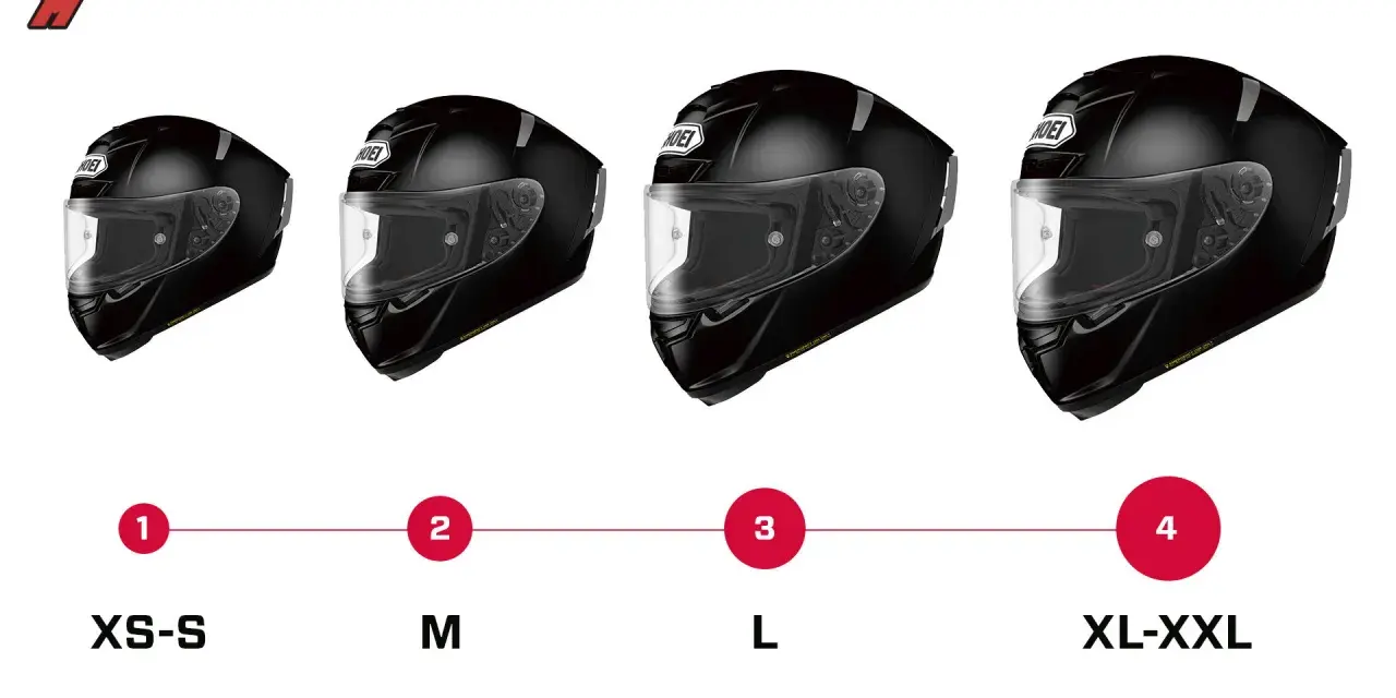 Cuatro cascos de moto negros de diferentes tamaños, etiquetados de XS-S a XL-XXL.