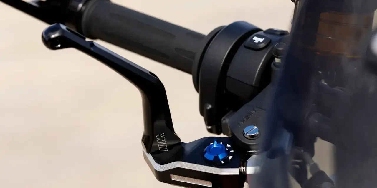 Manillar de moto con puño negro y maneta de freno negra ajustable. Ideal para cambiar puños moto y mejorar el control.