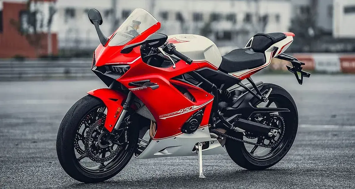 Deportiva Kove 450 RR roja y blanca, lista para la pista.