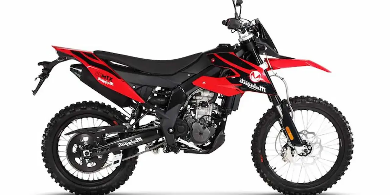 Moto roja y negra, estilo supermotard, ideal para explorar diferentes tipos de motos 125.