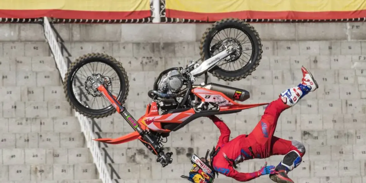 Dani Torres desafía la gravedad en un espectacular **dani torres freestyle**, volando por el aire con su moto.