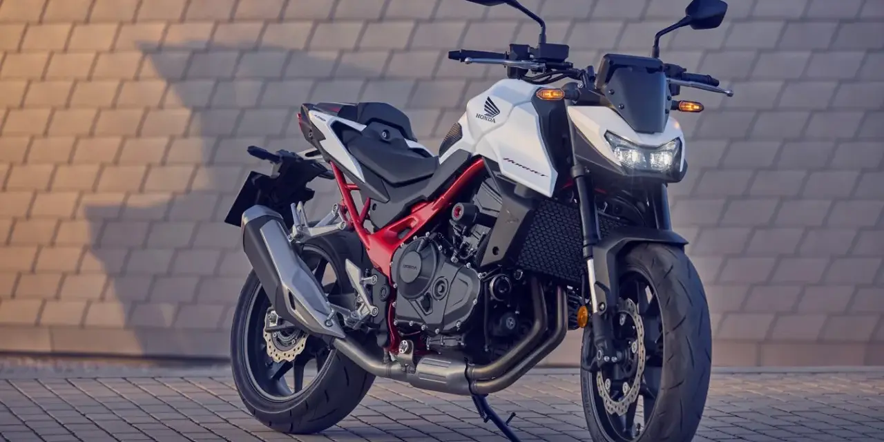 Honda Hornet 750: detalles de su ficha técnica en esta moto deportiva blanca y roja.
