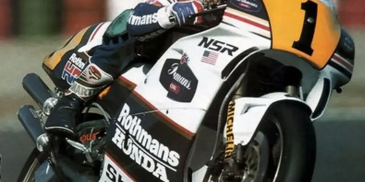 Eddie Lawson compite en una moto Honda NSR con el número 1.