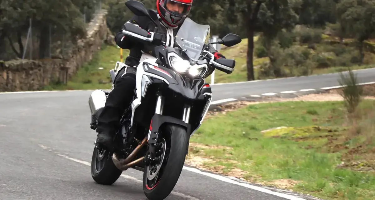 Motociclista prueba la Benelli TRK 702 X en carretera. Opiniones sobre su rendimiento y diseño.