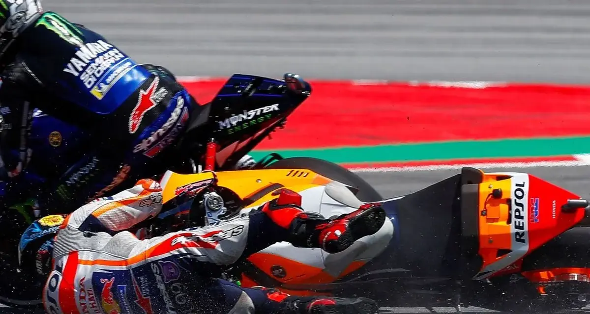 Jorge Lorenzo sufre una caída con su Honda en plena carrera. El piloto y su moto yacen en el asfalto.