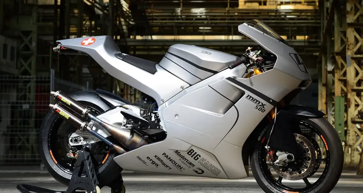 La Suter MMX 500, una moto de carreras plateada con detalles negros, lista para la pista.