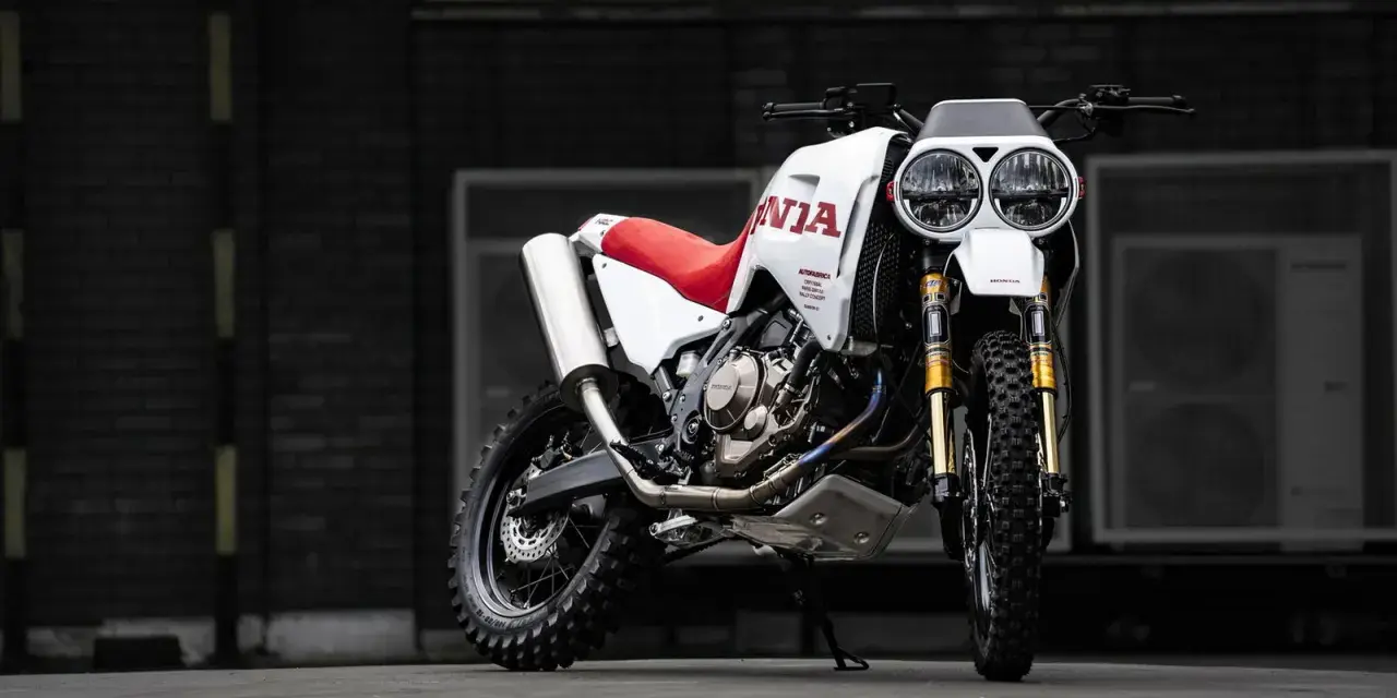 Honda Africa Twin Dakar lista para la aventura. Moto blanca y roja con doble faro y neumáticos todoterreno.