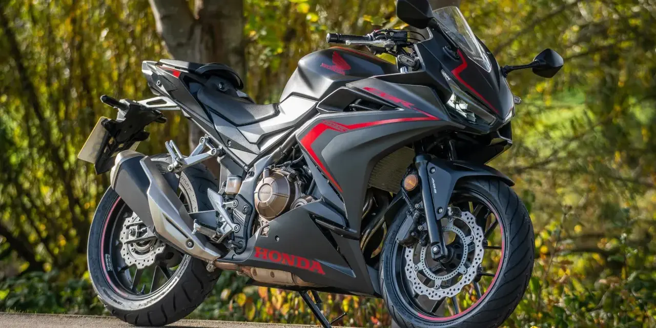 Honda CBR500R negra y roja, con detalles deportivos. Su peso es ideal para maniobrar con agilidad.