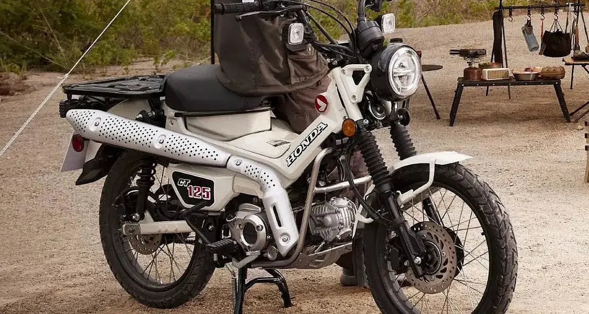 Honda CT 125 lista para la aventura. Su diseño robusto y el color blanco la hacen ideal para explorar caminos rurales o disfrutar de un día de campo.