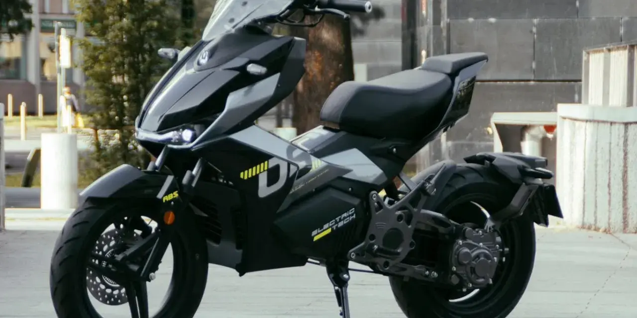 Moto eléctrica negra, diseño futurista, la mejor 125 para la ciudad.