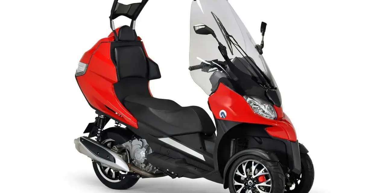 Moto 3 ruedas con techo, parabrisas y asiento doble, en color rojo brillante.