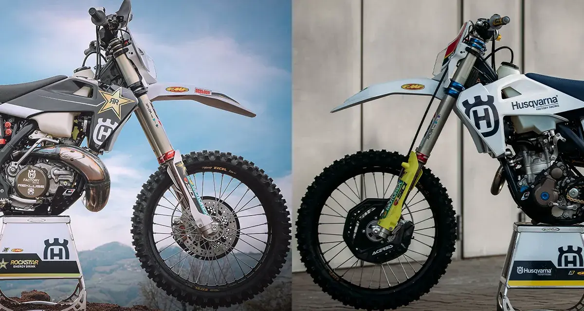 Dos motos Husqvarna, una lista para enduro y otra para motocross, muestran la diferencia entre ambas disciplinas.