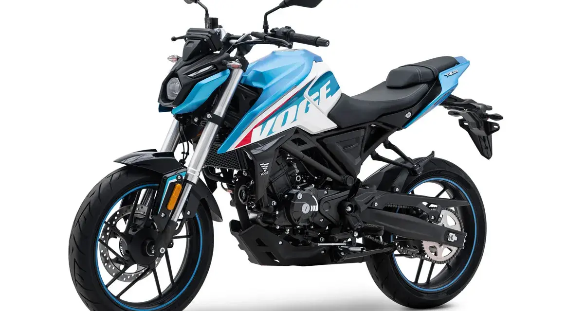 Una moto 125 china, con diseño deportivo en blanco y azul, lista para la aventura urbana.