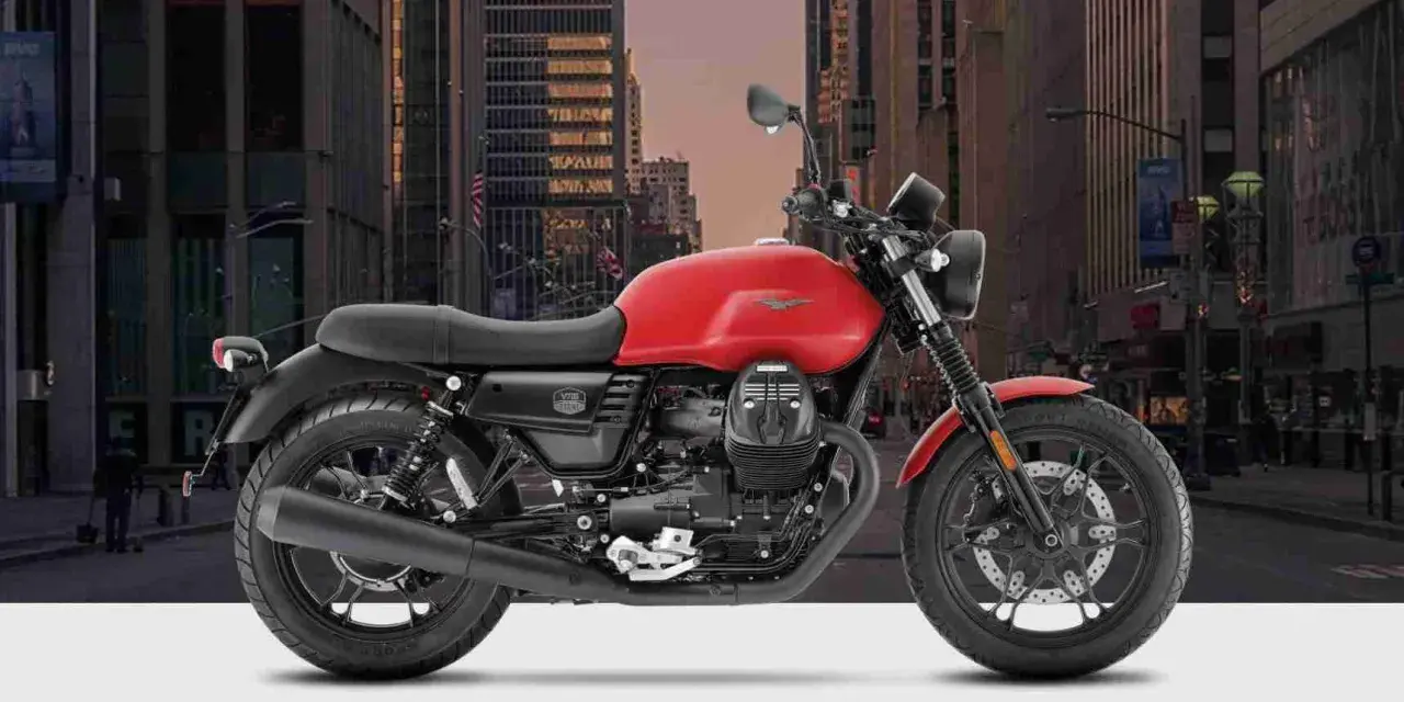 Moto Guzzi V7: detalles de su ficha técnica en un entorno urbano.