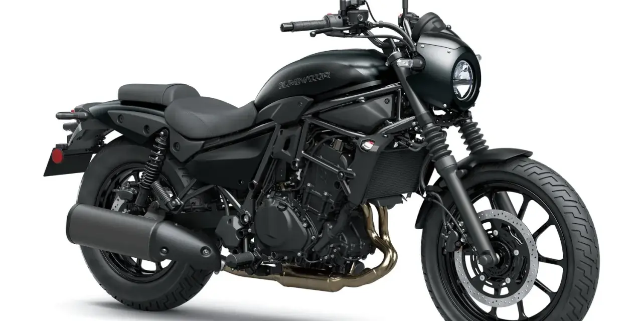 Moto custom negra, ideal para viajes. Con asiento doble y faro redondo, es una de las mejores motos custom para viajar.