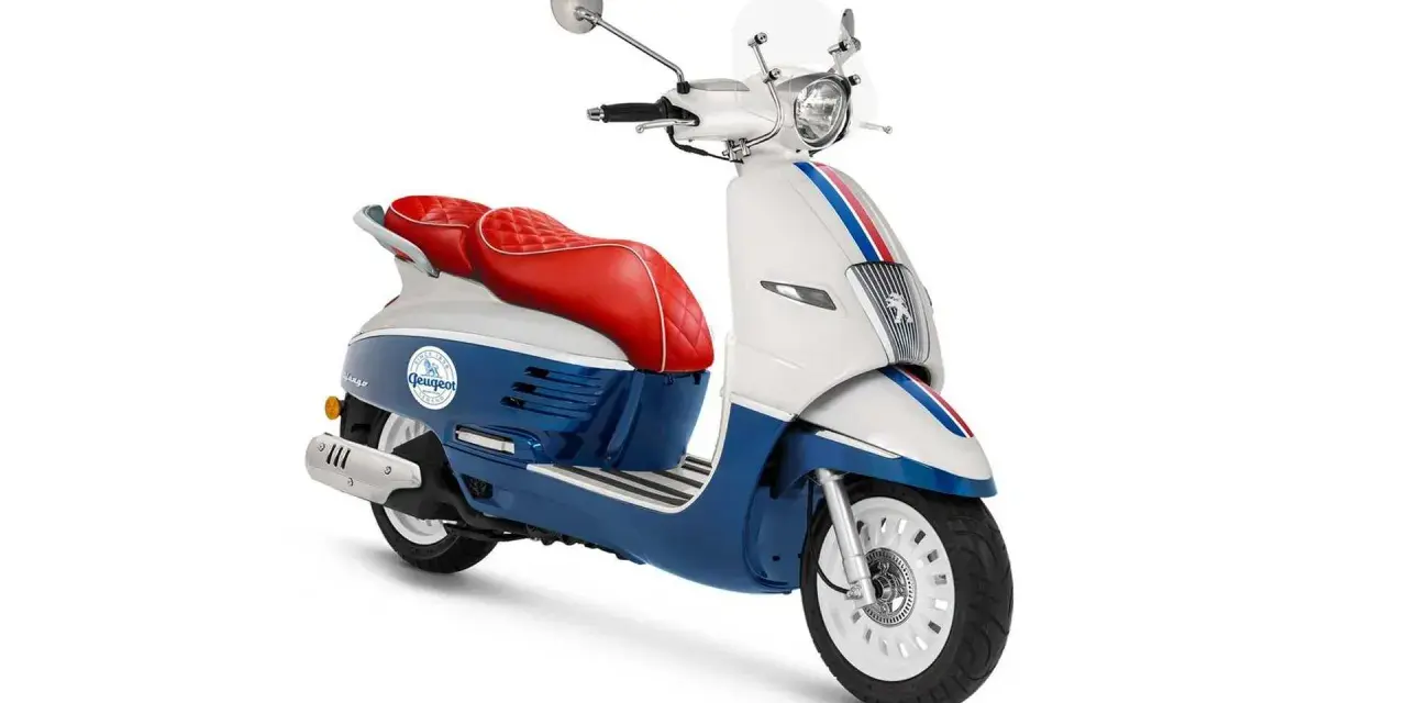 Scooter Peugeot Django 125 en blanco, azul y rojo. ¡Las opiniones sobre este modelo son excelentes!