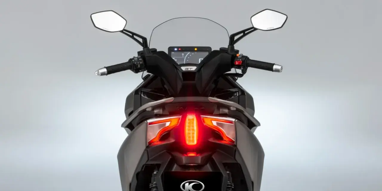 Vista trasera de la Kymco Super Dink 125. Sus luces LED rojas brillan, invitando a leer las kymco super dink 125 opiniones.