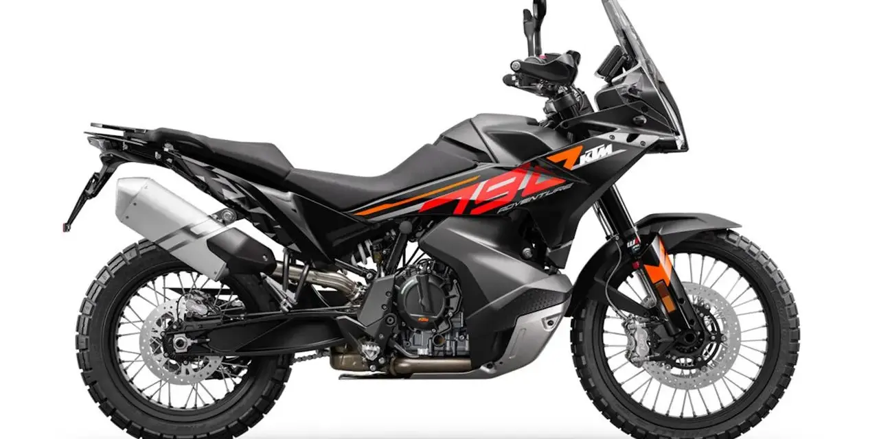 KTM 790 Adventure en gris oscuro con detalles naranjas y rojos. Opiniones sobre esta moto de aventura.