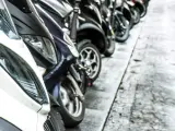 Una fila de motos aparcadas en la acera. Se puede aparcar la moto en la acera, facilitando el tránsito peatonal.