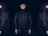 Tres vistas de una mujer con una chaqueta moto miline negra, con capucha y detalles técnicos.