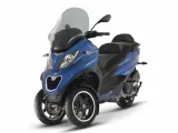 Azul brillante, una de las motos de tres ruedas más modernas y elegantes, lista para la aventura.