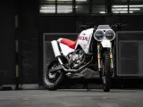 Honda Africa Twin Dakar lista para la aventura. Moto blanca y roja con doble faro y neumáticos todoterreno.