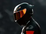 Motociclista con su primer casco de moto, visera naranja reflejando la luz.