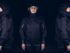 Tres vistas de una mujer con una chaqueta moto miline negra, con capucha y detalles técnicos.