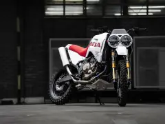 Honda Africa Twin Dakar lista para la aventura. Moto blanca y roja con doble faro y neumáticos todoterreno.