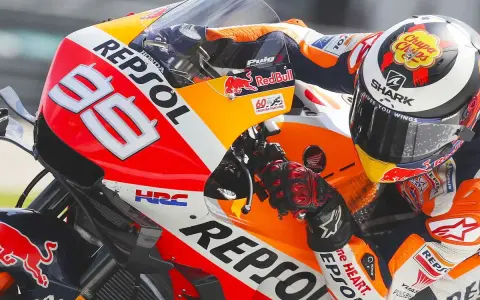 Jorge Lorenzo se retira. El piloto de MotoGP con el número 99, enfundado en su mono Repsol Honda, se inclina en la curva.