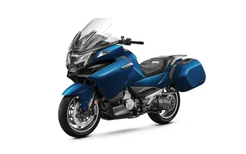 Motocicleta azul CFMOTO 1250 TR-G con maletas laterales, lista para la aventura.