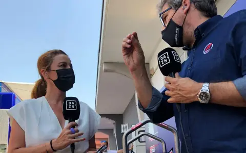 Entrevista a Juan Martínez sobre MotoGP. Dos periodistas con mascarillas sostienen micrófonos de DAZN.
