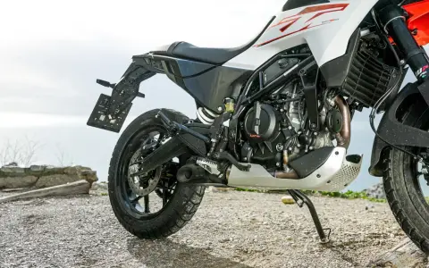 Detalle de la KTM 390 Adventure, lista para la acción. Conoce su ficha técnica y prepárate para la aventura.