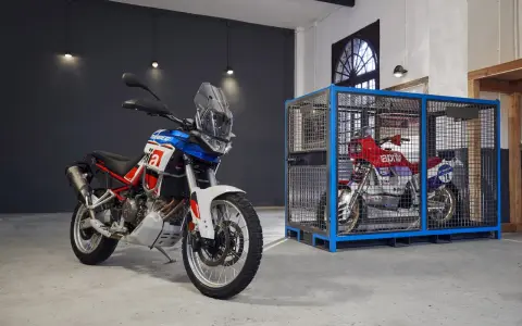 Dos motos Aprilia, una lista para la aventura y otra enjaulada, evocan el espíritu del Dakar.