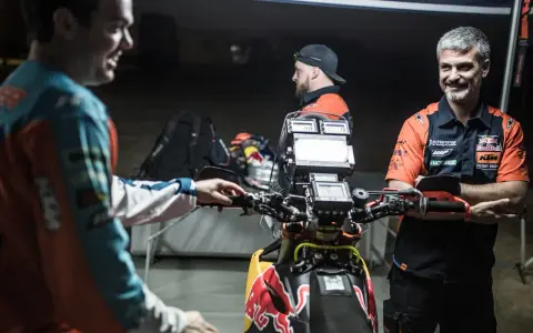 Jordi Viladoms, con su equipo, prepara la moto para la carrera.