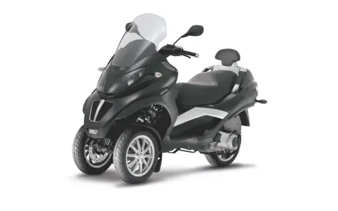 Elegante moto con dos ruedas delanteras, parabrisas alto y asiento doble.