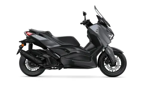 Scooter Yamaha XMAX gris oscuro. Con una moto de 125 se puede ir por autopista, ideal para viajes urbanos y escapadas.