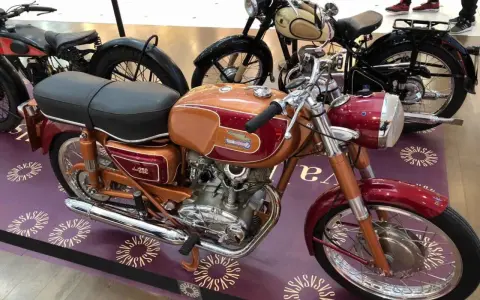 Exhibición de las mejores motos clásicas: una Ducati 250 de color naranja y burdeos, junto a otras joyas vintage.
