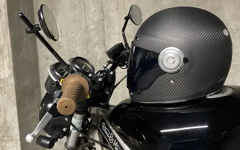 Casco de moto de fibra de carbono, uno de los cascos de moto más seguros, listo para la carretera.