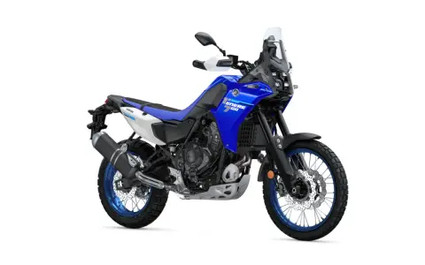 Yamaha Ténéré 700, una moto trail A2 lista para la aventura. Azul y blanca, con llantas de radios y pantalla alta.