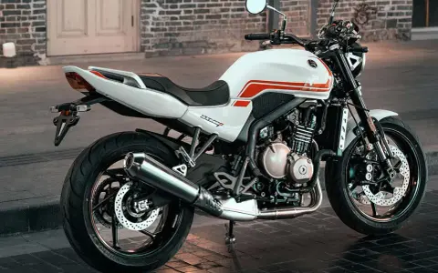 Motocicleta blanca con detalles rojos, estilo retro, lista para la aventura. Una de las motos chinas 500cc más atractivas.