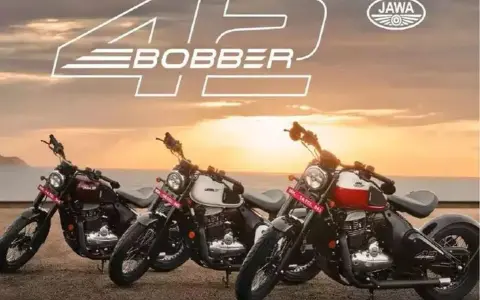 Tres motos Jawa 42 Bobber en diferentes colores, con el logo de Jawa y el nombre del modelo en el cielo al atardecer.
