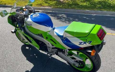 Kawasaki ZX7 Ninja, un clásico deportivo con diseño en verde, blanco y azul. ¡Lista para la carretera!