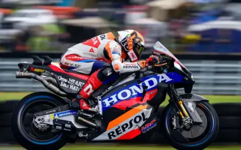 Piloto del Repsol Honda Team en plena carrera, con su moto de competición luciendo los colores icónicos.