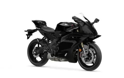 La elegante Yamaha R9 A2 negra, lista para la velocidad y la aventura en la carretera.