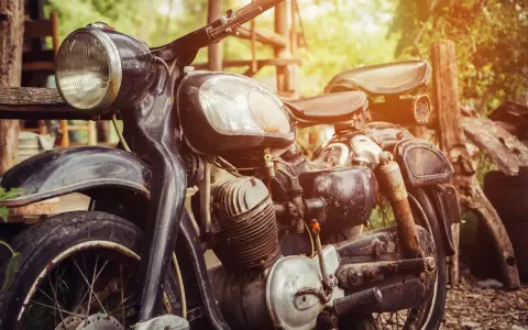 Moto clásica en un entorno rústico. ¿Cuánto cuesta dar de alta una moto sin papeles?
