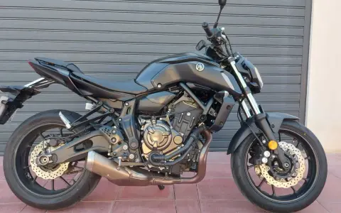 Moto Yamaha negra, ideal para tus consejos para comprar una moto de segunda mano. Revisa su motor y detalles.