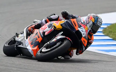 Dani Pedrosa en plena acción, inclinado en una curva con su moto KTM. Su actualidad en las pistas sigue siendo impresionante.