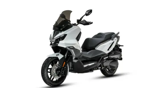 Scooter blanco moderno, ideal para saber como vender una moto. Diseño deportivo con parabrisas ahumado y llantas robustas.