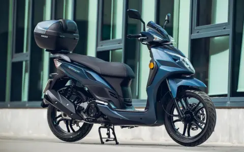 Scooter SYM Symphony SR azul, con maletero SH33. Consulta la ficha técnica para más detalles.